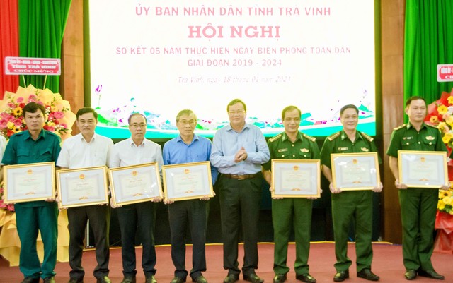 Chủ tịch UBND tỉnh Trà Vinh Lê Văn Hẳn trao Bằng khen của UBND tỉnh Trà Vinh cho các cá nhân.