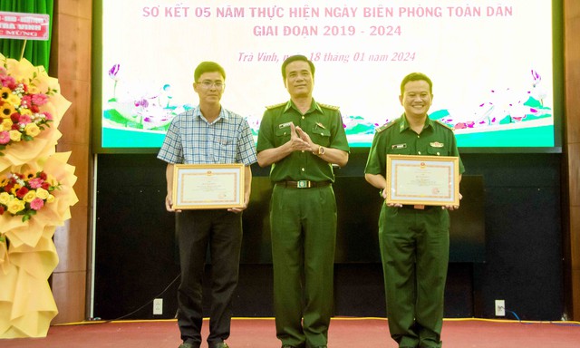 Đại tá Nguyễn Đức Minh, Chỉ huy trưởng BĐBP tỉnh Trà Vinh trao Bằng khen của Bộ Tư lệnh BĐBP cho 01 tập thể và 01 cá nhân.