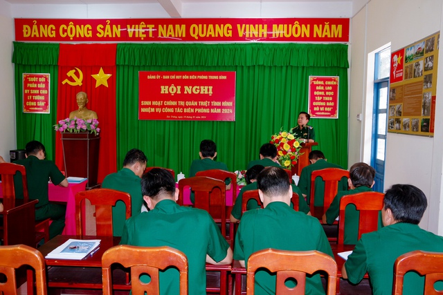 Đại tá Nguyễn Trìu Mến - Bí thư Đảng ủy, Chính ủy BĐBP tỉnh phát biểu chỉ đạo hội nghị.