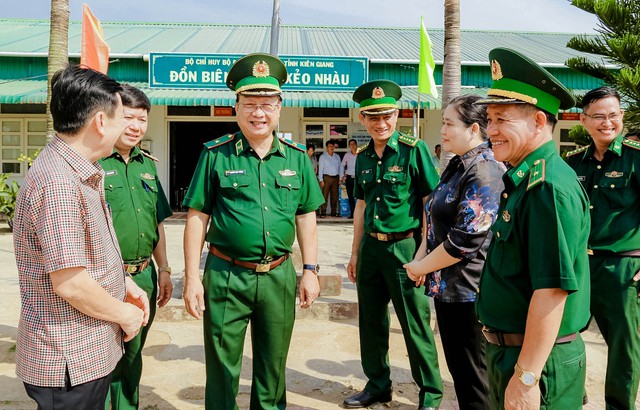 Thiếu tướng Nguyễn Hoài Phương - Phó Tư lệnh BĐBP trò chuyện cùng lãnh đạo huyện An Minh.