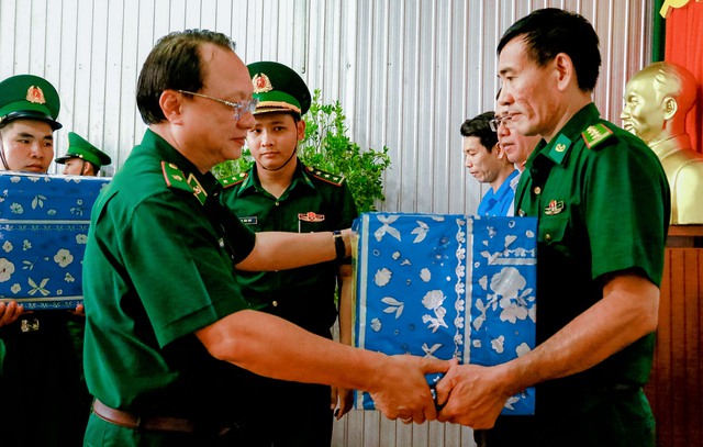 Thiếu tướng Nguyễn Hoài Phương - Phó Tư lệnh BĐBP trao quà cho Đồn Biên phòng Xẻo Nhàu.