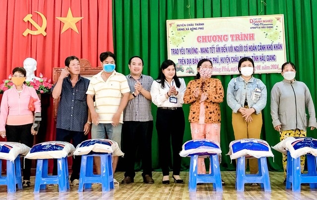 Đại diện Lãnh đạo xã Đông Phú và Tạp chí Doanh nghiệp và Tiếp thị, VPĐD tại Hậu Giang trao 50 phần quà cho các hộ dân có hoàn cảnh khó khăn.