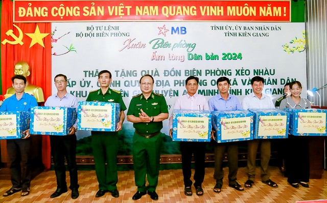 Thiếu tướng Nguyễn Hoài Phương - Phó Tư lệnh BĐBP trao quà cho cấp ủy, chính quyền địa phương các xã biên giới huyện An Minh.