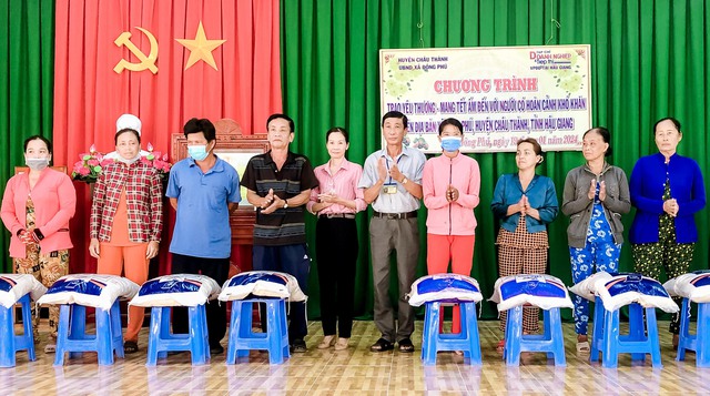 Đại diện Lãnh đạo xã Đông Phú trao quà cho các hộ dân có hoàn cảnh khó khăn trên địa bàn xã Đông Phú.