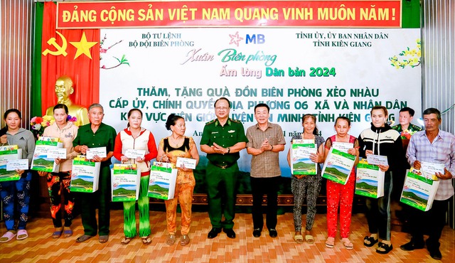 Thiếu tướng Nguyễn Hoài Phương - Phó Tư lệnh BĐBP và lãnh đạo UBND huyện An Minh trao quà cho các hộ dân.