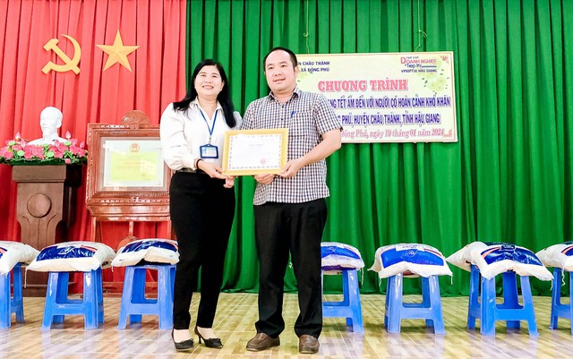 Bà Nguyễn Thị Cẩm Lan, Chủ tịch UBND xã Đông Phú trao thư cảm ơn cho đại diện Tạp chí Doanh nghiệp và Tiếp thị.