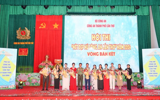Đại tá Trần Văn Dương tặng hoa và biểu trưng đến các đơn vị tài trợ Hội thi. Ảnh: Cổng TTĐT CATP Cần Thơ