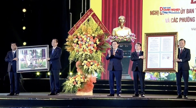 Bắc Giang: Chủ tịch Quốc hội dự lễ công bố thành lập thị xã Việt Yên- Ảnh 2.