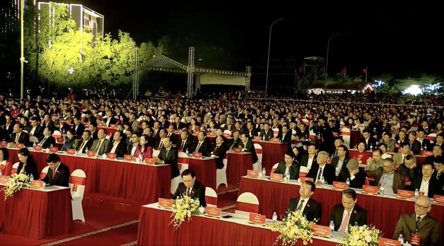 Bắc Giang: Chủ tịch Quốc hội dự lễ công bố thành lập thị xã Việt Yên- Ảnh 1.