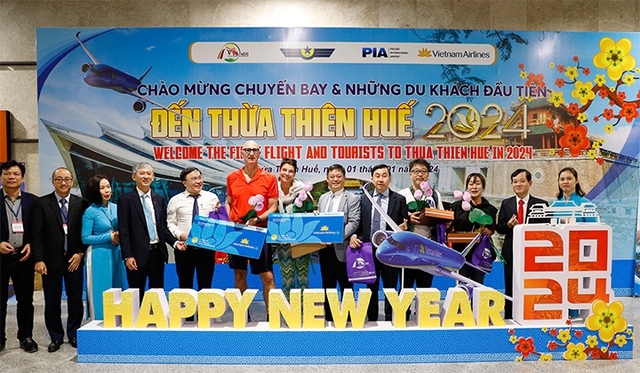 Thừa Thiên Huế: Đón khách du lịch đầu tiên đến bằng đường hàng không năm 2024- Ảnh 1.