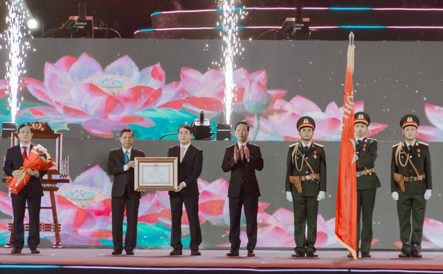 Chủ tịch nước Võ Văn Thưởng trao Huân chương Lao động hạng Nhất cho Đảng bộ, Chính quyền và Nhân dân tỉnh Hậu Giang.