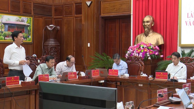 Ông Võ Văn Trung, Chủ tịch Hội Nông dân tỉnh báo cáo phương hướng, nhiệm vụ trọng tâm của hội trong năm 2024 với Thường trực Tỉnh uỷ.