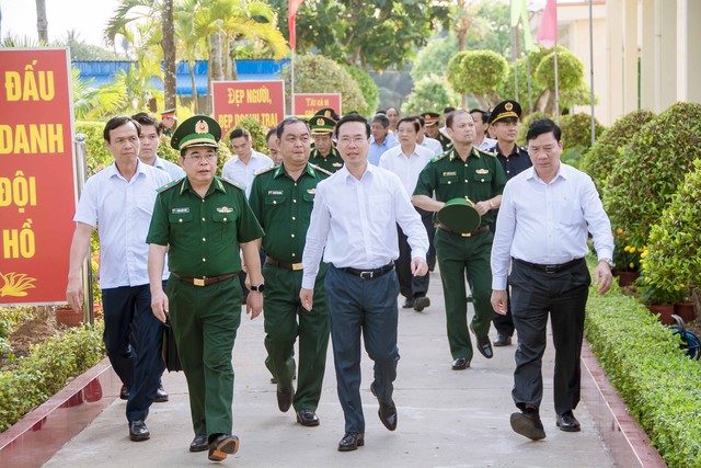 Chủ tịch nước Võ Văn Thưởng đến thăm và chúc Tết cán bộ, chiến sĩ Đồn Biên phòng cửa khẩu Quốc tế Hà Tiên.