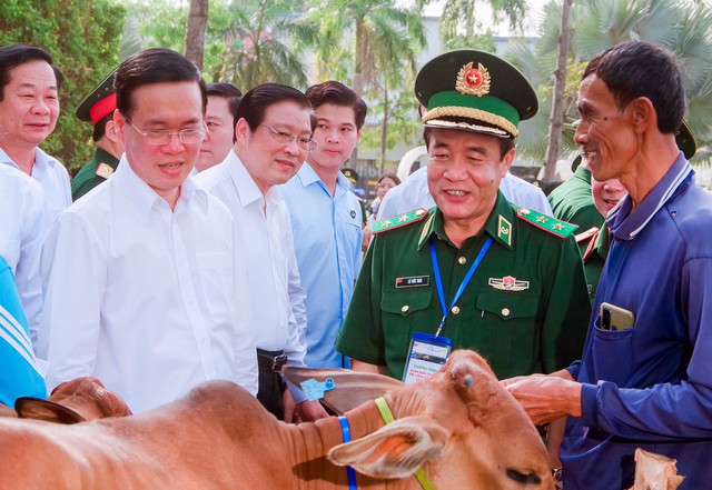 Chủ tịch nước Võ Văn Thưởng trao bò giống cho hộ nghèo sinh sống trên tuyến biên giới Hà Tiên.