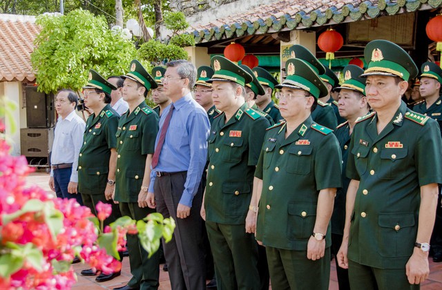 Đoàn của Đảng ủy, Bộ Tư lệnh BĐBP và UBND tỉnh Kiên Giang dâng hương, dâng hoa tại lăng Mạc Cửu.