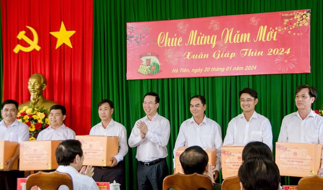 Chủ tịch nước Võ Văn Thưởng tặng quà cho cho UBND 6 xã, phường biên giới thuộc TP Hà Tiên.
