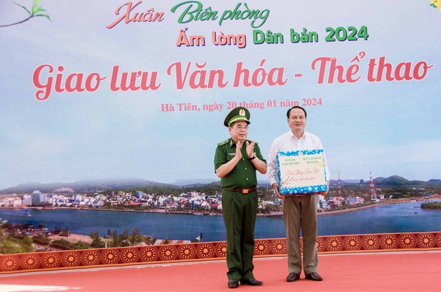 Thiếu tướng Phùng Quốc Tuấn, Phó Chính ủy BĐBP tặng quà cho chính quyền địa phương.