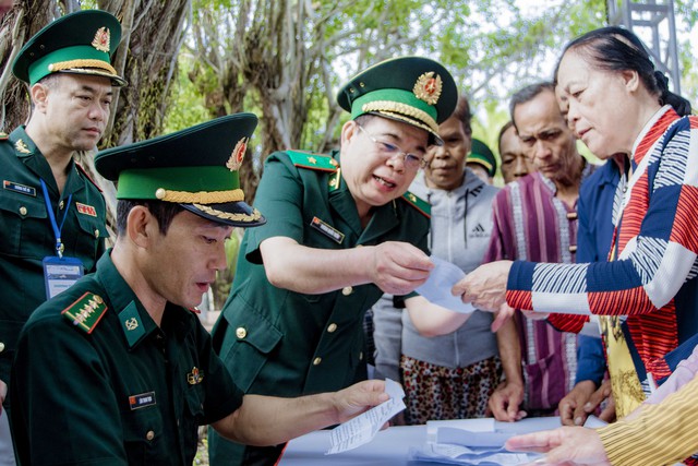 Thiếu tướng Phùng Quốc Tuấn, Phó Chính ủy BĐBP thăm hỏi, hướng dẫn người dân đến thăm, khám bệnh.