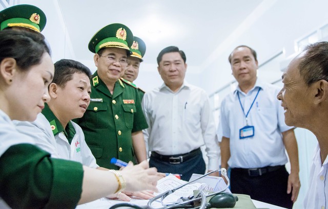 Thiếu tướng Phùng Quốc Tuấn, Phó Chính ủy BĐBP ân cần thăm hỏi người dân đến khám bệnh.