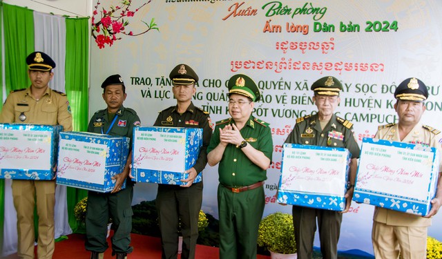 Thiếu tướng Phùng Quốc Tuấn, Phó Chính ủy BĐBP tặng quà cho lực lượng quản lý, bảo vệ biên giới, huyện Kampong Trach, tỉnh Kampot, Vương quốc Campuchia.