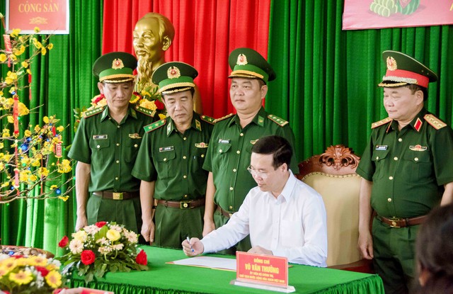 Chủ tịch nước Võ Văn Thưởng ghi sổ vàng lưu niệm Đồn Biên phòng cửa khẩu Quốc tế Hà Tiên.