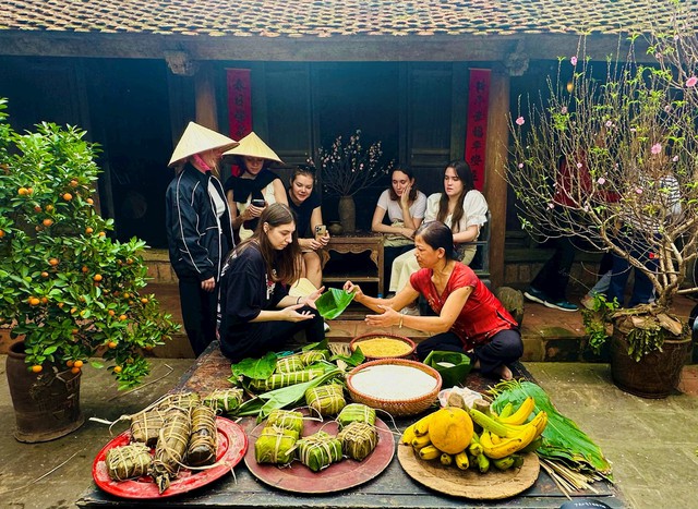 “Tết làng Việt” tái hiện nét văn hóa truyền thông và không gian Tết Việt với du khách quốc tế- Ảnh 1.