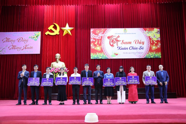 Thái Bình : Công đoàn huyện Tiền Hải trao 596 suất quà Tết cho đoàn viên, công nhân lao động- Ảnh 2.
