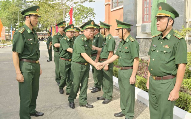 Thiếu tướng Phùng Quốc Tuấn, Phó Chính ủy BĐBP thăm, chúc tết, tặng quà cán bộ, chiến sĩ BĐBP tỉnh Kiên Giang- Ảnh 1.