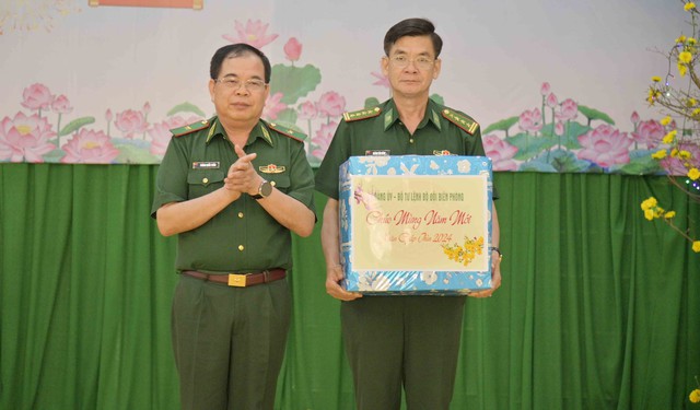 Thiếu tướng Phùng Quốc Tuấn, Phó Chính ủy BĐBP thăm, chúc tết, tặng quà cán bộ, chiến sĩ BĐBP tỉnh Kiên Giang- Ảnh 2.