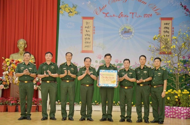 Thiếu tướng Phùng Quốc Tuấn, Phó Chính ủy BĐBP thăm, chúc tết, tặng quà cán bộ, chiến sĩ BĐBP tỉnh Kiên Giang- Ảnh 3.