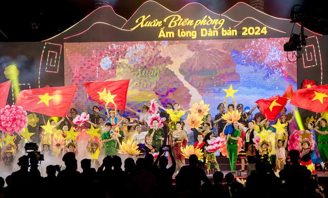 Đêm giao lưu Xuân Biên phòng ấm lòng dân bản năm 2024 trên biên giới Hà Tiên- Ảnh 6.
