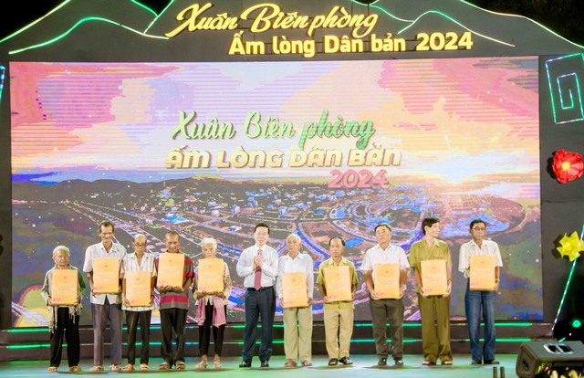 Đêm giao lưu Xuân Biên phòng ấm lòng dân bản năm 2024 trên biên giới Hà Tiên- Ảnh 8.