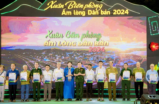 Đêm giao lưu Xuân Biên phòng ấm lòng dân bản năm 2024 trên biên giới Hà Tiên- Ảnh 10.