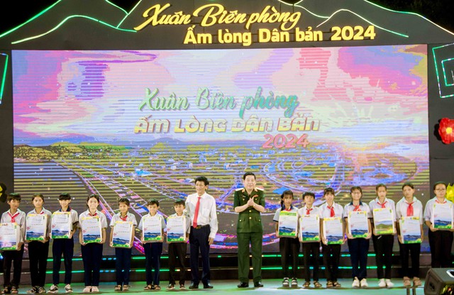 Đêm giao lưu Xuân Biên phòng ấm lòng dân bản năm 2024 trên biên giới Hà Tiên- Ảnh 11.