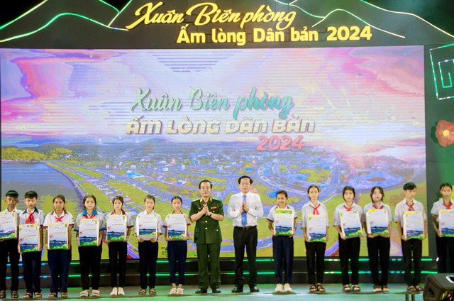 Đêm giao lưu Xuân Biên phòng ấm lòng dân bản năm 2024 trên biên giới Hà Tiên- Ảnh 12.