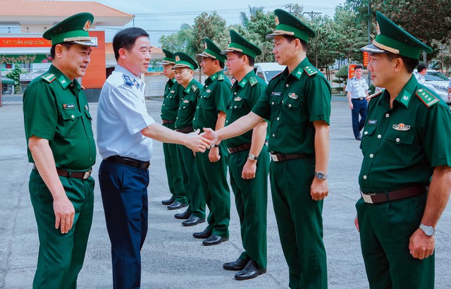 Bộ Tư lệnh Cảnh sát biển Việt Nam thăm, chúc Tết cán bộ, chiến sĩ BĐBP tỉnh Cà Mau- Ảnh 1.