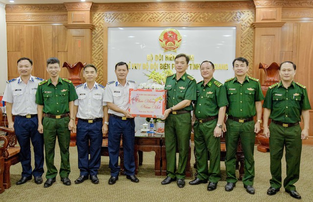Bộ Tư lệnh Vùng Cảnh sát biển 4 thăm, chúc Tết cán bộ, chiến sĩ BĐBP tỉnh Kiên Giang- Ảnh 2.