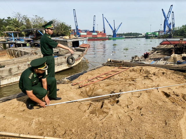 Hồ Chí Minh: Bộ đội biên phòng bắt giữ 2 phương tiện khai thác cát trái phép- Ảnh 1.