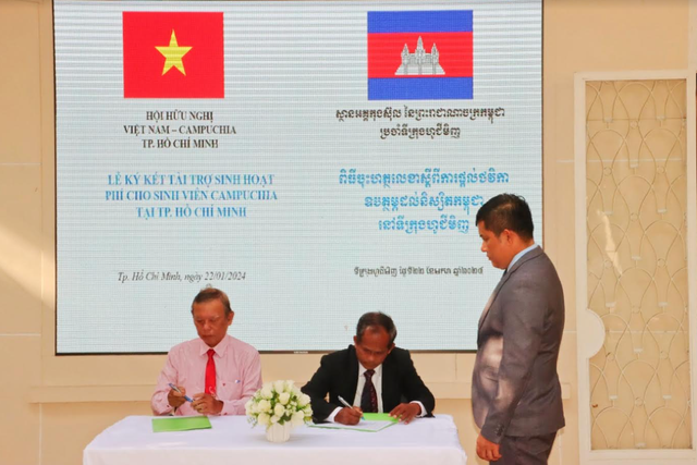 Hội Hữu nghị Việt Nam - Campuchia TP. HCM hỗ trợ chi phí cho sinh viên Campuchia- Ảnh 1.