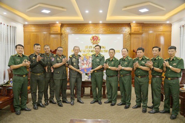 Đoàn cán bộ Ban Công tác đối ngoại, Cục Lục quân, Vương quốc Campuchia trao quà tết cho đoàn cán bộ BĐBP tỉnh Kiên Giang.