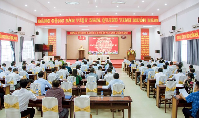 Vĩnh Thuận có 100% ấp, khu phố có tổ chức đảng, toàn Đảng bộ có 42 chi, đảng bộ trực thuộc Huyện uỷ; 125 chi bộ trực thuộc Đảng uỷ với tổng số 3.347 đảng viên.