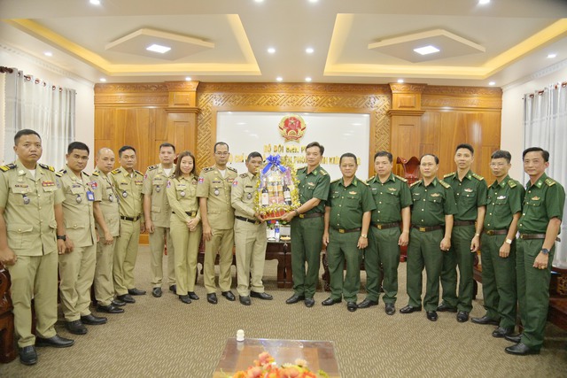 Đoàn cán bộ Công an tỉnh Sihanoukville, Vương quốc Campuchia trao quà tết cho đoàn cán bộ BĐBP tỉnh Kiên Giang.