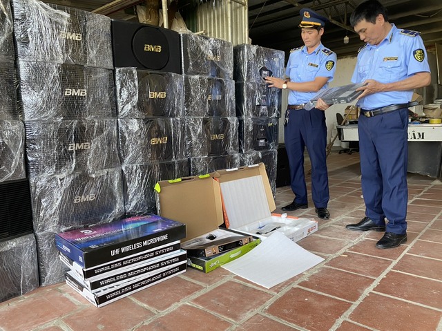 Đội QLTT số 6 - Cục QLTT tỉnh Thanh Hóa đã phát hiện và tạm giữ 30 chiếc Loa và 6 bộ micro không dây có dấu hiệu giả mạo nhãn hiệu BMB.