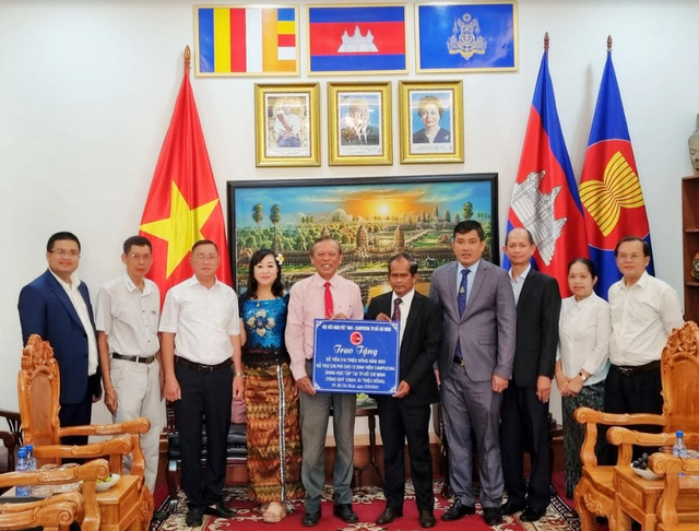 Hội Hữu nghị Việt Nam - Campuchia TP. HCM hỗ trợ chi phí cho sinh viên Campuchia- Ảnh 2.