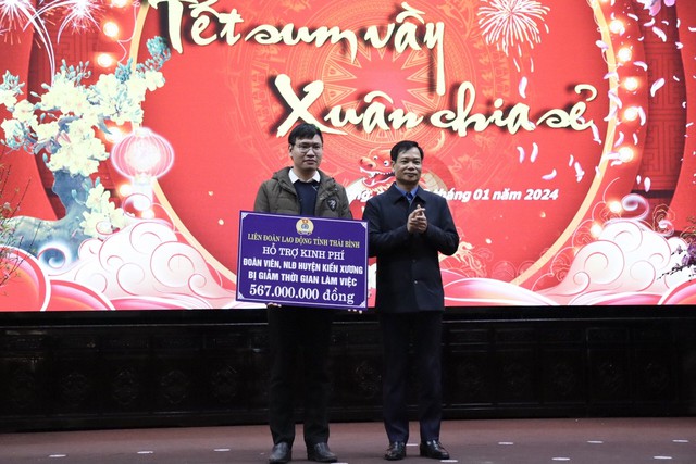 Thái Bình: Công đoàn huyện Kiến Xương trao 567 triệu đồng hỗ trợ đoàn viên, người lao động.- Ảnh 1.