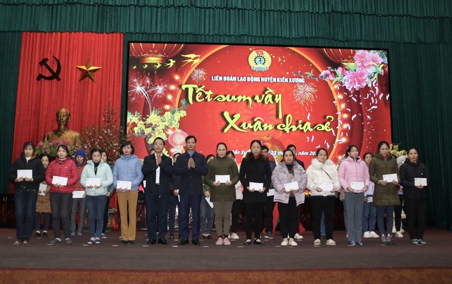 Thái Bình: Công đoàn huyện Kiến Xương trao 567 triệu đồng hỗ trợ đoàn viên, người lao động.- Ảnh 2.