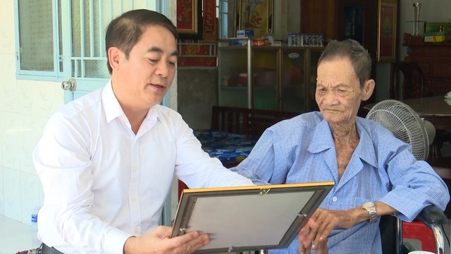 Bí thư Tỉnh uỷ Hậu Giang Nghiêm Xuân Thành trao Thiếp mừng thọ 100 tuổi của Chủ tịch nước đến cụ ông Nguyễn Văn Huế