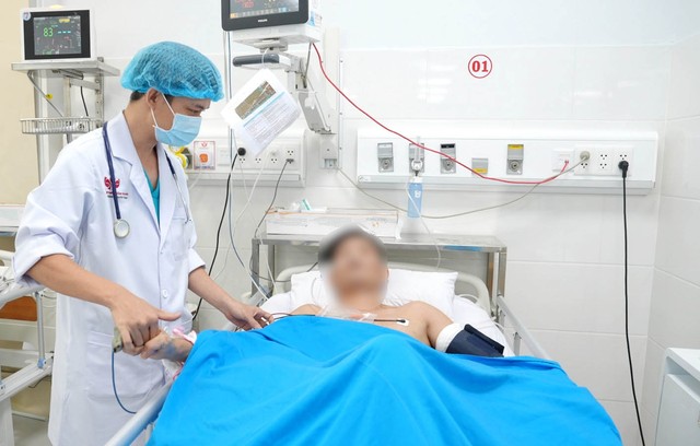 Bệnh nhân nhập viện trong tình trạng suy đa cơ phải kết hợp thở máy