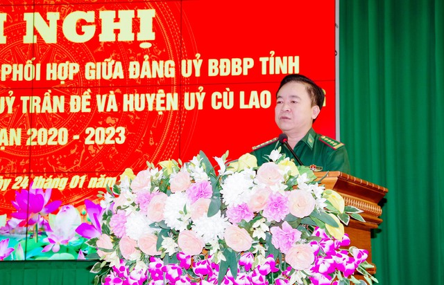 Đại tá Nguyễn Trìu Mến - Tỉnh ủy viên, Bí thư Đảng ủy, Chính ủy BĐBP tỉnh Sóc Trăng phát biểu tại hội nghị