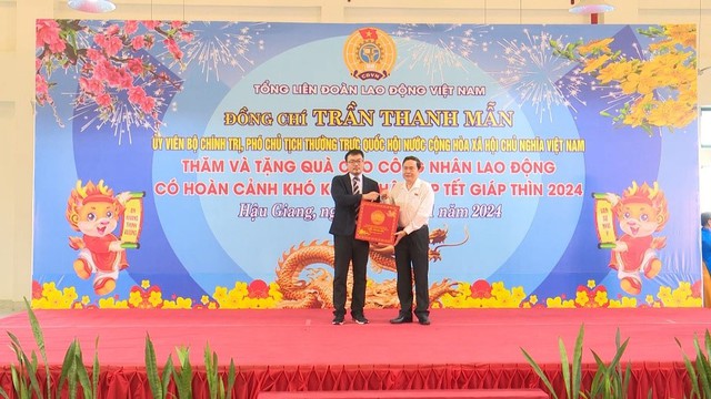 Ông Trần Thanh Mẫn trao quà cho Ban Giám đốc Công ty TNHH Lạc Tỷ II